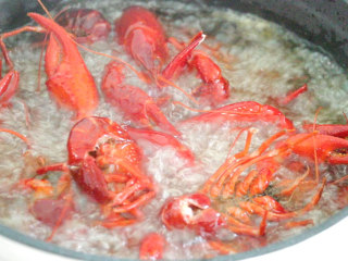 16、蒜香小龙虾,将小龙虾炸熟