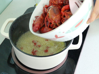 19、蒜香小龙虾,倒入炸好的小龙虾