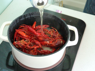 20、蒜香小龙虾,倒入一罐啤酒