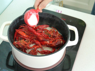 21、蒜香小龙虾,放入食盐