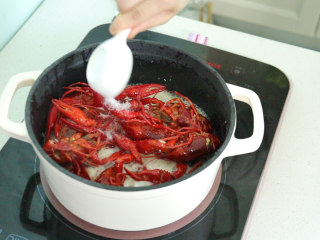 22、蒜香小龙虾,放入白糖