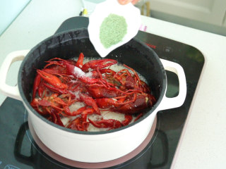 23、蒜香小龙虾,放入蔬菜鸡精