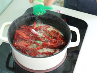 24、蒜香小龙虾,撒上白胡椒粉