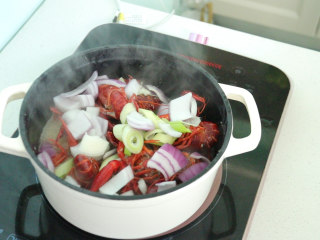 25、蒜香小龙虾,放入葱段和洋葱翻炒几下入味，喷香的，让人忍不住流口水的蒜香小龙虾就完成了