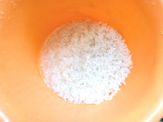 1、番茄丝瓜补钙粥,大米淘洗干净