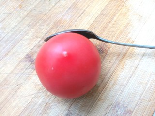 6、番茄丝瓜补钙粥,番茄用勺子刮一边