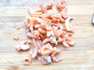 9、番茄丝瓜补钙粥,虾米洗净