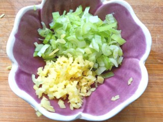 11、番茄丝瓜补钙粥,葱姜切碎备用