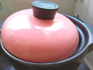 13、番茄丝瓜补钙粥,关小火，盖子不要盖严慢慢熬，中途要多搅拌