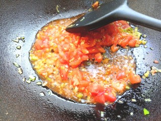 16、番茄丝瓜补钙粥,放入番茄翻炒出汁