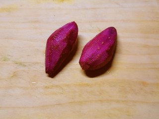2、紫薯燕麦粥,紫薯去皮 清洗干净
