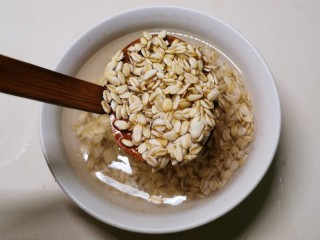 6、紫薯燕麦粥,泡好备用