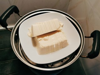 2、虾仁豆腐羹,豆腐从盒中取出 上锅蒸10分钟