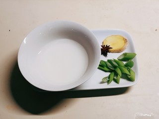 5、虾仁豆腐羹,水淀粉 葱姜切片 八角 