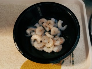 6、虾仁豆腐羹,虾仁挑出虾线 清洗干净
