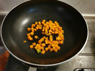 7、虾仁豆腐羹,起油锅 放入胡萝卜丁翻炒