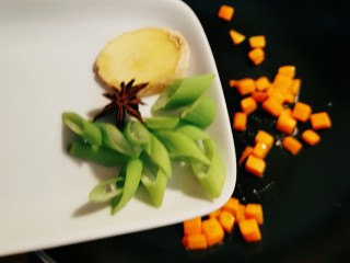 8、虾仁豆腐羹,放入八角 葱姜翻炒