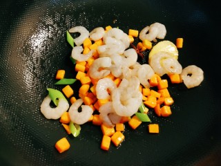 9、虾仁豆腐羹,放入虾仁翻炒