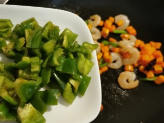 10、虾仁豆腐羹,放入青椒丁