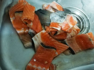 1、香煎三文鱼骨,三文鱼骨斩件，清洗干净