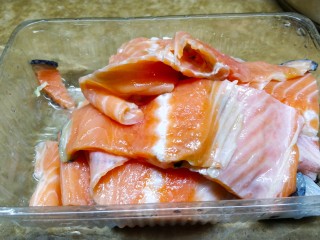 2、香煎三文鱼骨,沥干水分