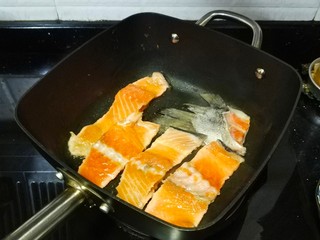 4、香煎三文鱼骨,不粘锅热油，放入腌好的三文鱼骨