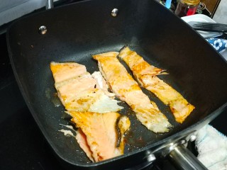 5、香煎三文鱼骨,煎至两边焦黄