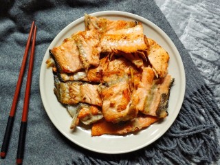 7、香煎三文鱼骨,依次将三文鱼骨煎好即可