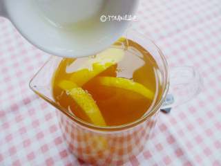 5、柠檬红茶冰棍,晾凉的茶汤倒入壶中，淋入蜂蜜增加甜度