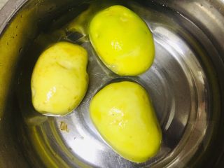 1、孜然土豆,土豆去皮洗净