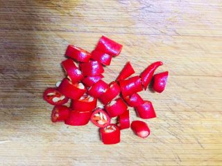 3、孜然土豆,小米辣切断,干红辣椒也可以