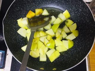 4、孜然土豆,热锅热油小火慢炸土豆块