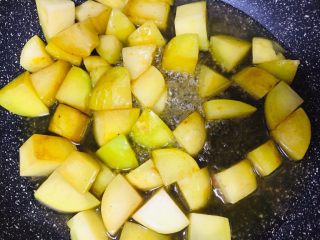 5、孜然土豆,全程不停的翻炒稍微变色