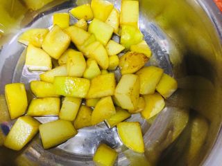 9、孜然土豆,有焦黄色出现后盛出