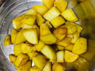12、孜然土豆,土豆块表皮出现脆皮状盛出备用