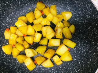 15、孜然土豆,下土豆块翻炒30秒