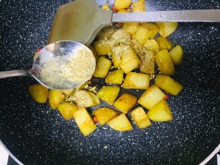 16、孜然土豆,下孜然粉翻炒均匀即可