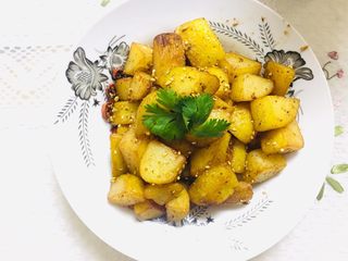 17、孜然土豆,装盘待用