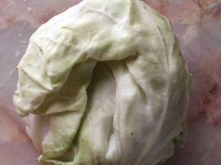 1、爆炒卷心菜,准备一个大卷心菜