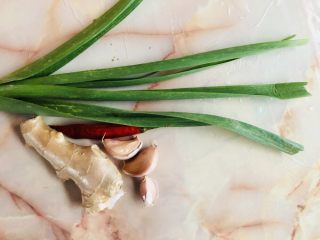 3、爆炒卷心菜,准备配料