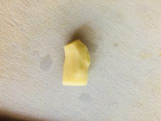 4、爆炒卷心菜,生姜切一小块去皮