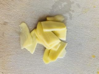 5、爆炒卷心菜,切成薄片