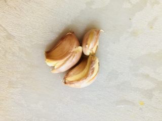 7、爆炒卷心菜,大蒜拍碎