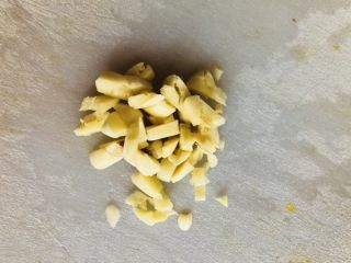 8、爆炒卷心菜,切成碎丁