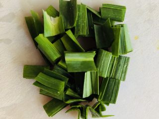 9、爆炒卷心菜,蒜叶去头尾切成小段