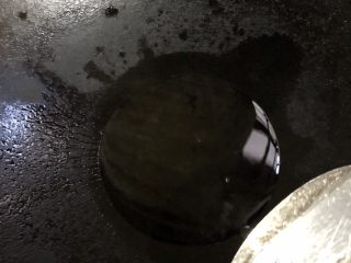 11、爆炒卷心菜,锅内放适量油