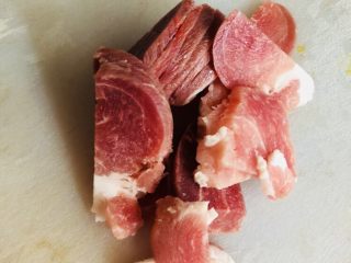 10、爆炒卷心菜,猪肉切成薄片