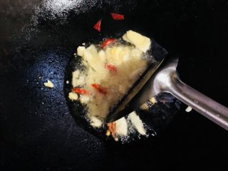 12、爆炒卷心菜,加入姜蒜辣椒爆香