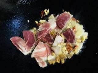 13、爆炒卷心菜,加入肉片翻炒至变色