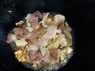 14、爆炒卷心菜,肉片稍微煎一下，煎出香味。